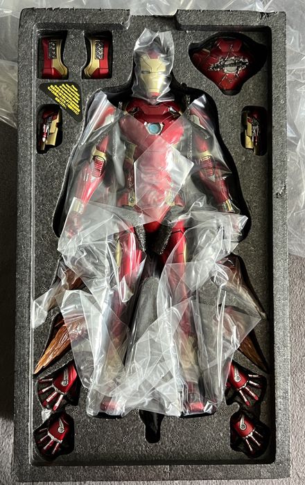 Фігурки 1/6 Hot Toys - Marvel