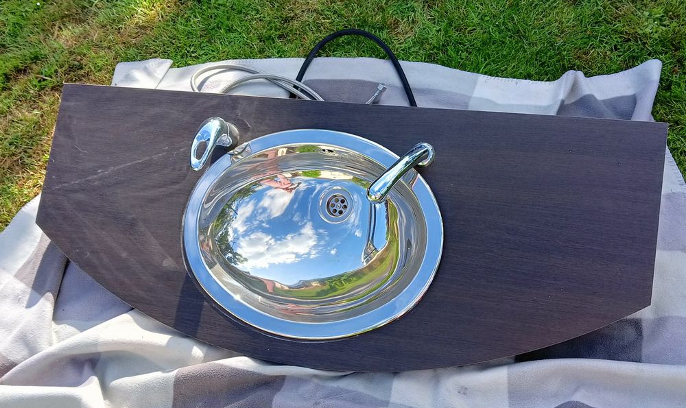 Blat z umywalką i baterią.