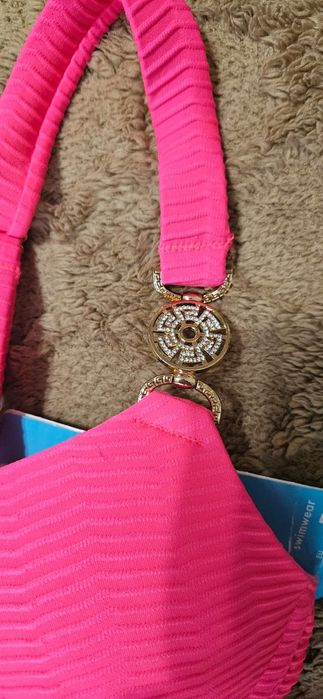 Яскравий новий купальник