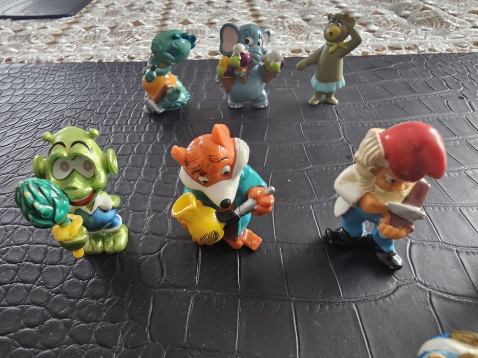 Kinder niespodzianka figurki kolekcjonerskie