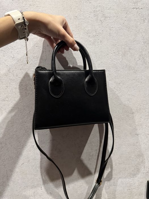 Чорна сумка шукає нову власницю