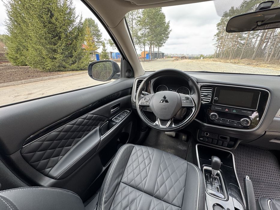 Мітсубісі Аутлендер 2017 року .Mitsubishi Outlander 2017