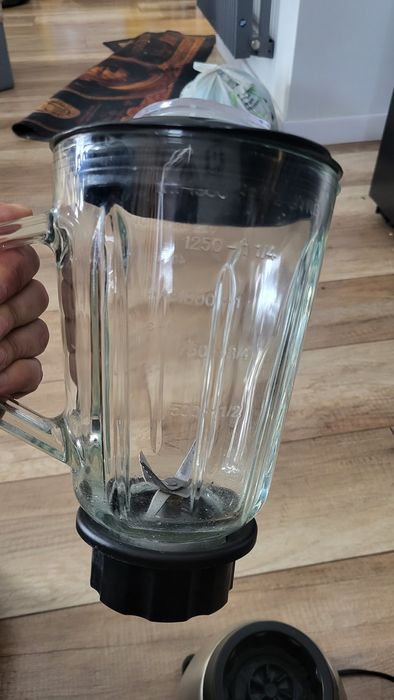 Blender kielichowy szklany.