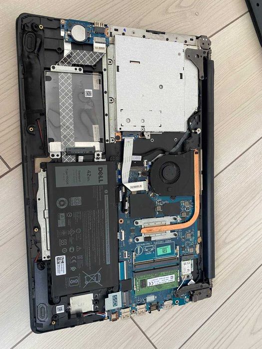 Ноутбук Dell Inspiron 3780 17,3 Core i3-8145U/DDR4-8Gb на запчастини