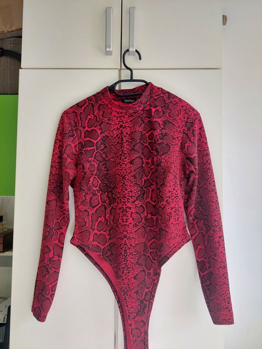 body bluzka top czerwony wzorzysty we wzorki boho boohoo