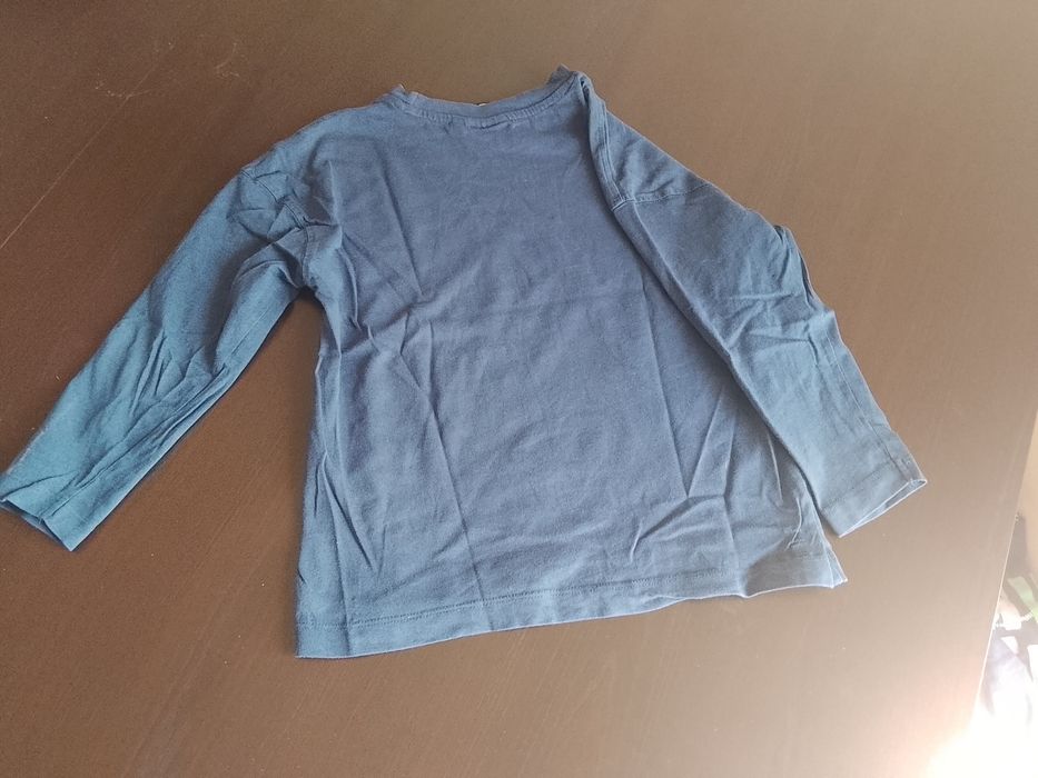 Lote de 2 camisolas básicas de manga comprida para menino.