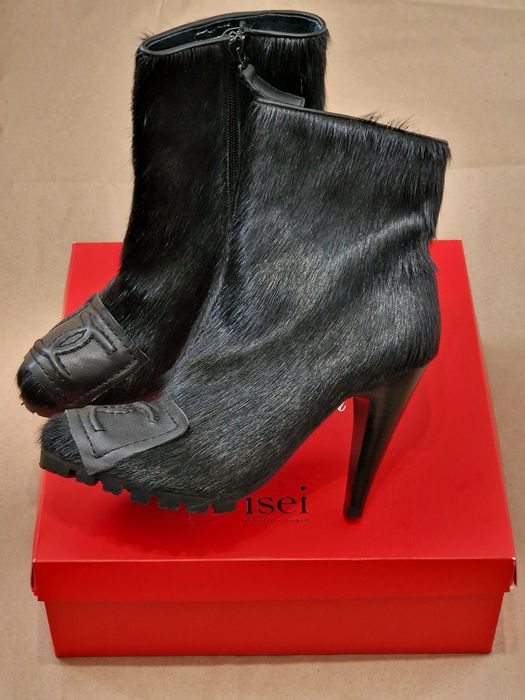 Чорні ботильйони на високих підборах з хутром та декоративною пряжкою