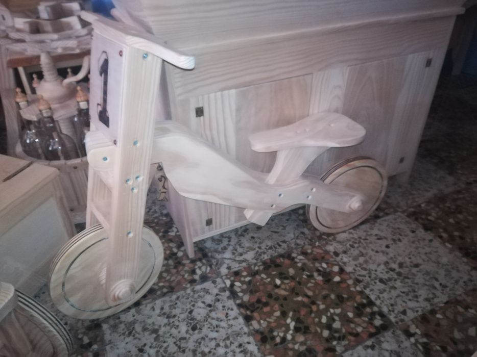 Bicicleta em madeira