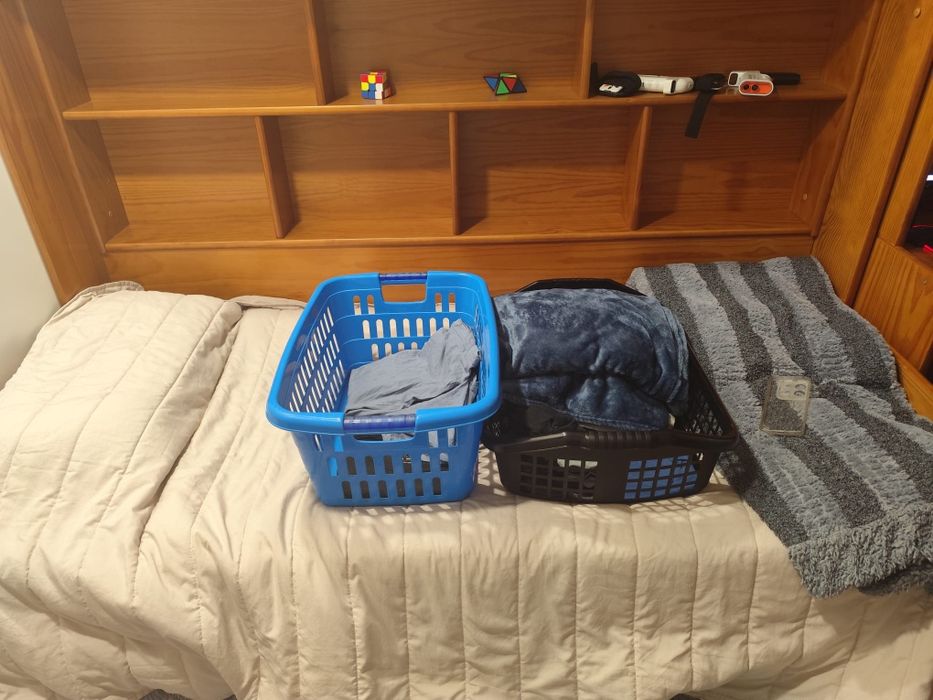 Duas camas com colchões e mobiliário...