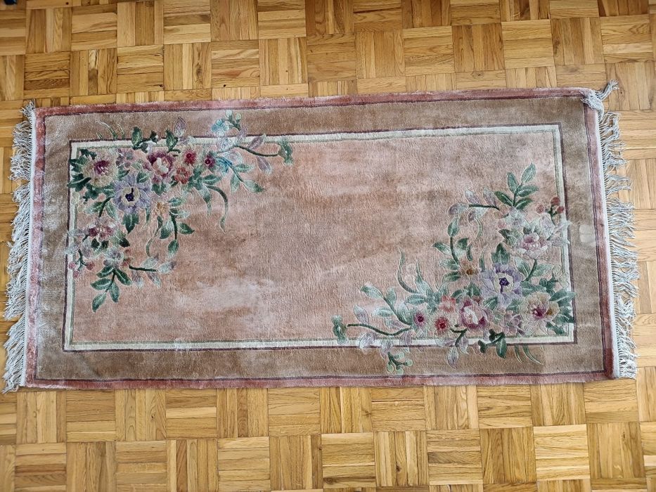 Dywan jedwabny/ dywanik 138 cm x 68 cm, kwiatowy motyw, kolor beżowy