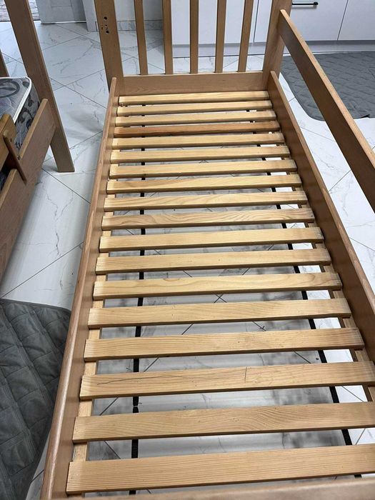 Продається двоярусне ліжко з матрацами .