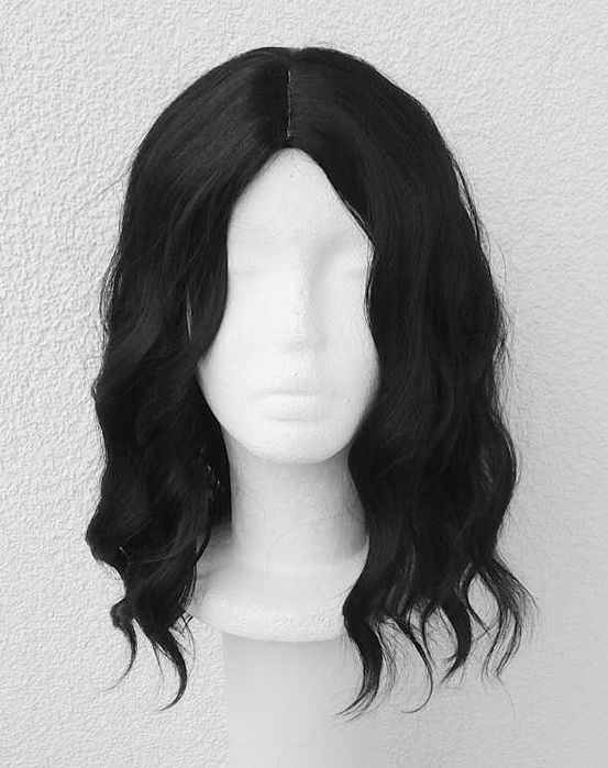 Czarna falowana peruka z przedziałkiem do ramion cosplay czarny wig