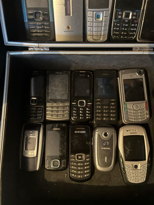 Varios telemoveis antigos