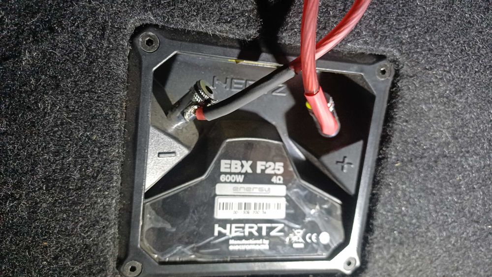 сабвуфер корпусной Hertz EBX F25.5
