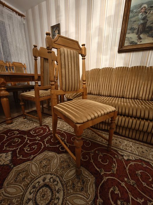 Stół jadalniany z krzesłami