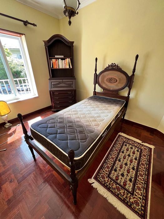 Cama solteiro palhinha e madeira trabalhada