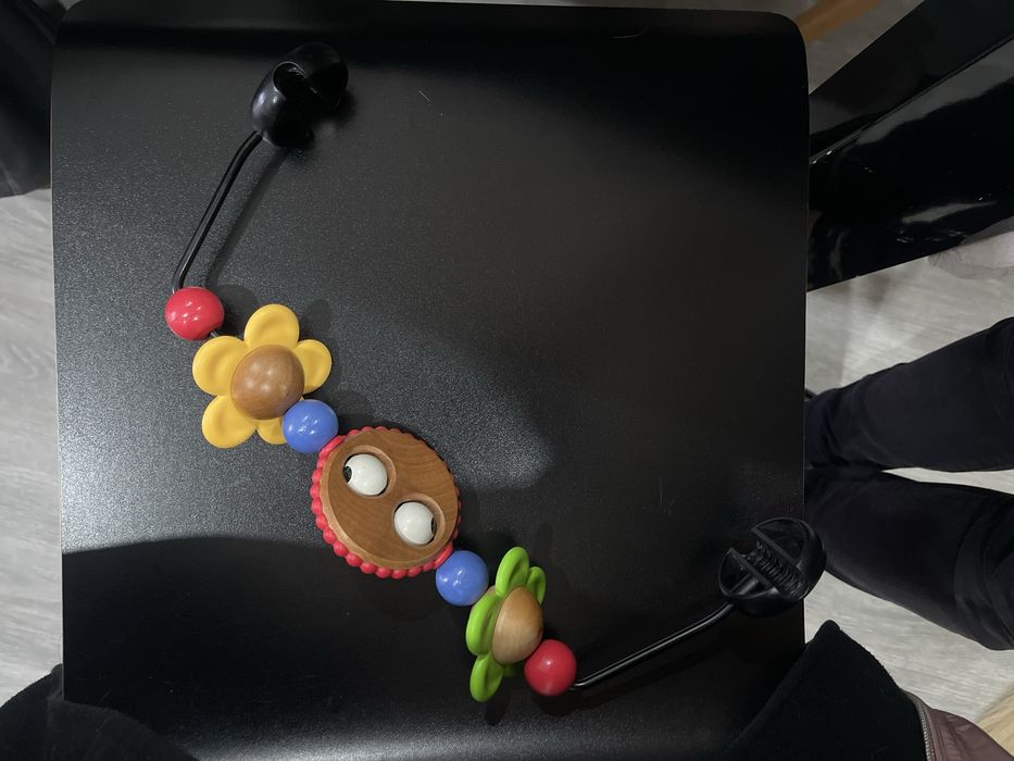 Espreguiçadeira/Bouncer babybjörn com brinquedo de madeira