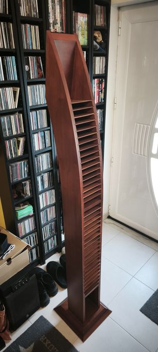 Estante elegante em cerejeira para CDs – peça decorativa única