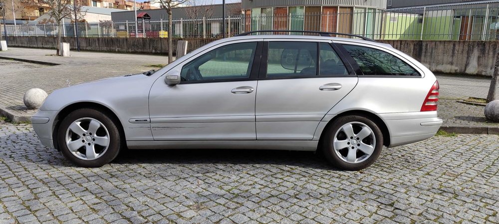 Mercedes cinzento