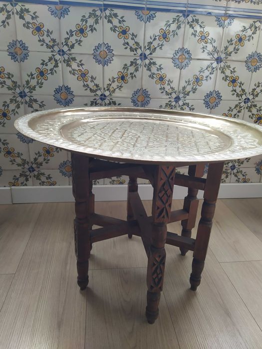 mesa marroquina em latão e madeira