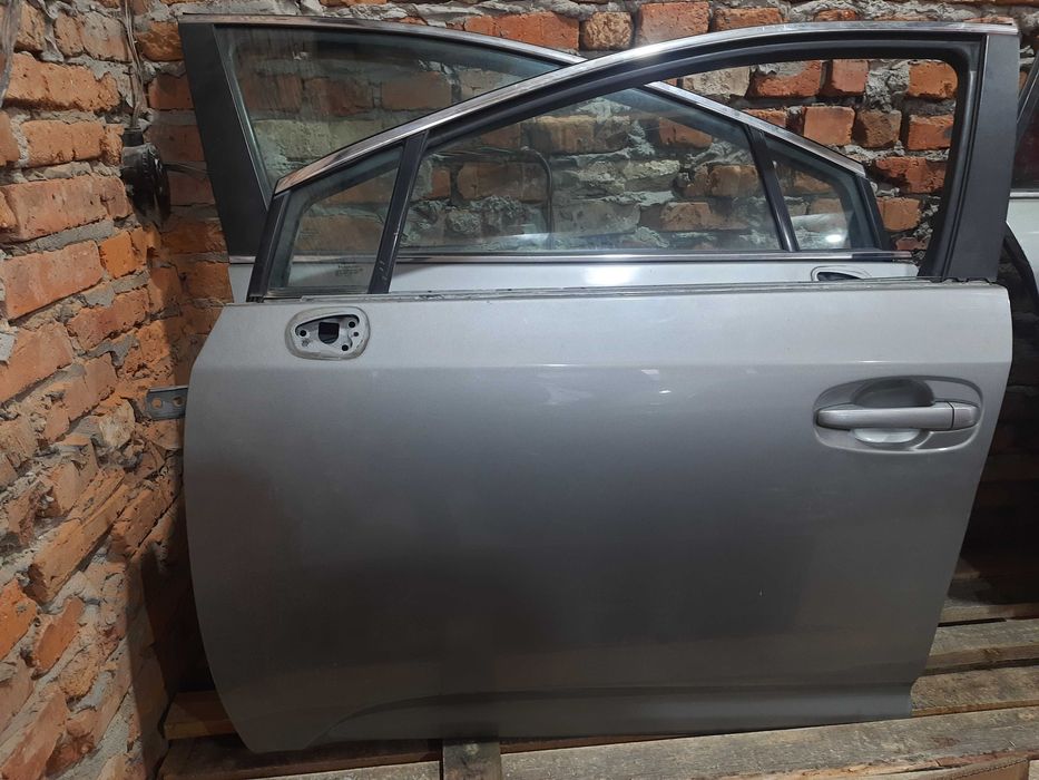 Передня ліва водійська дверка двері дверь Тойота Авенсіс т27 двери