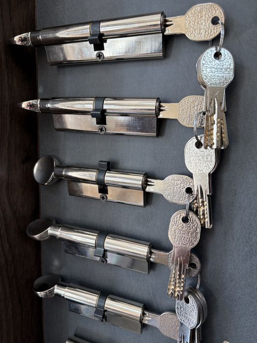 Замки дверні та циліндри