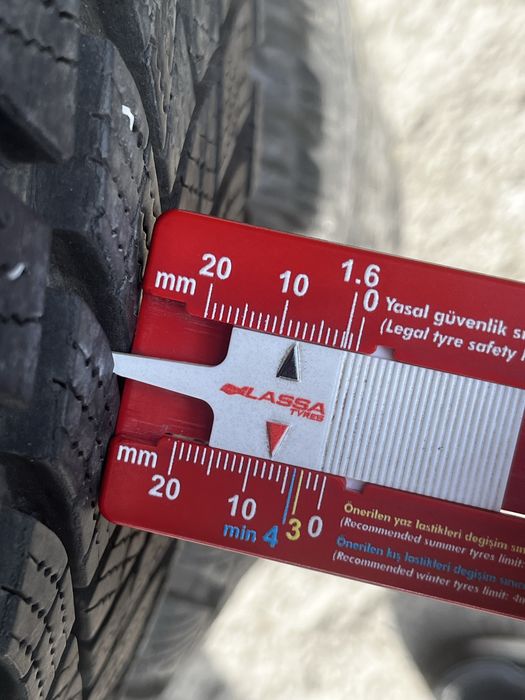 Практично новий комплект зимніх шин 215/50R17 Goodyear