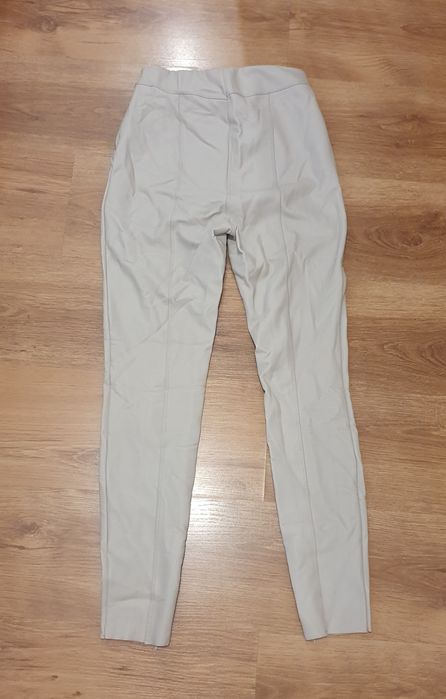 Spodnie beżowe kremowe skóra lateks rurki zasuwane S 36