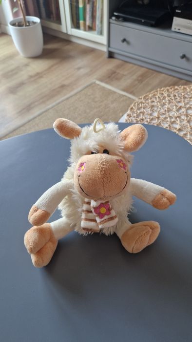 Maskotka owieczka becząca