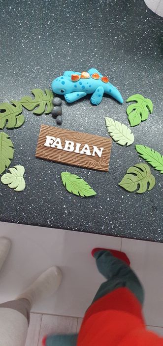 Dekoracja na tort figurki z masy cukrowe dinozaur liście