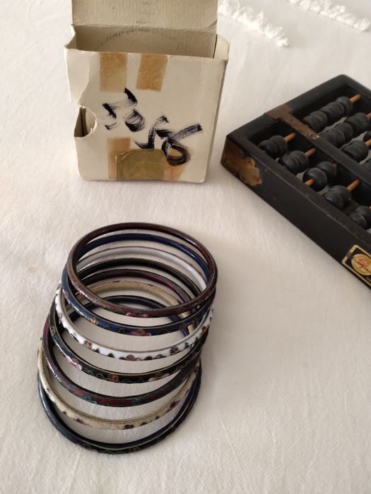 Sete escravas em cloisonné