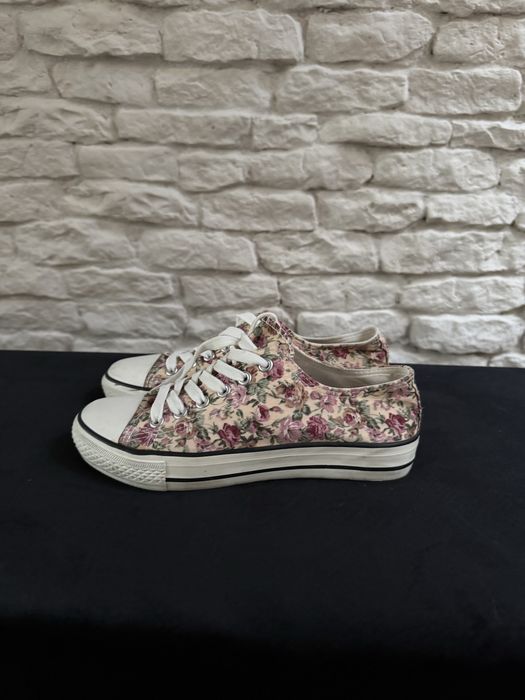 Beżowe trampki w kwiaty rozmiar 38