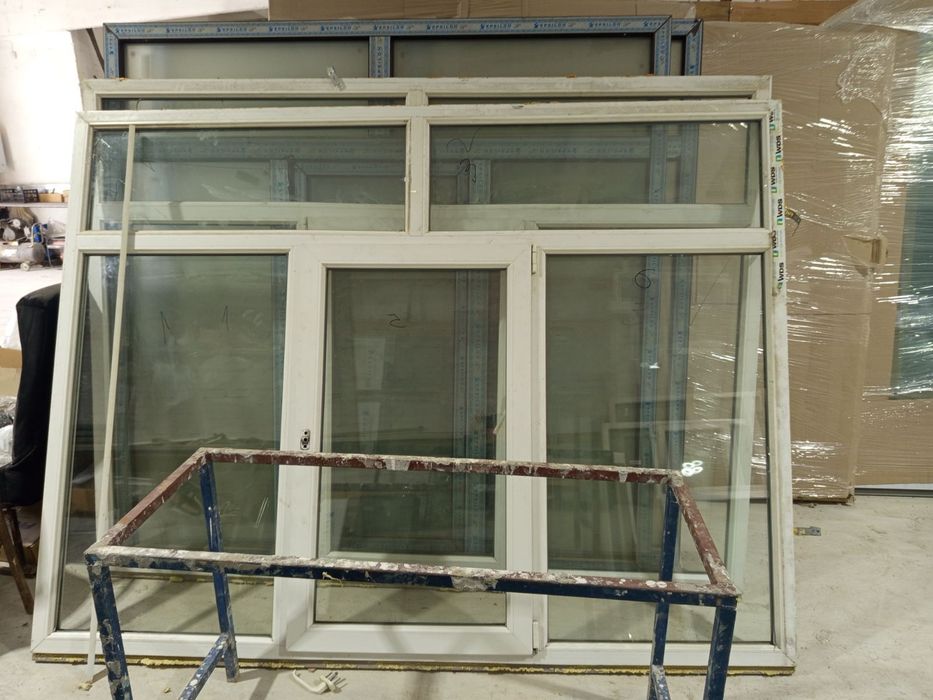 балконна рама бу. Двері металеві