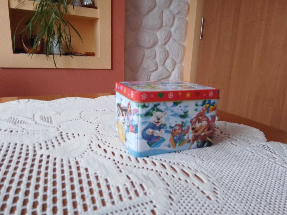 Śliczna metalowa puszka z pozytywką - bdb !!