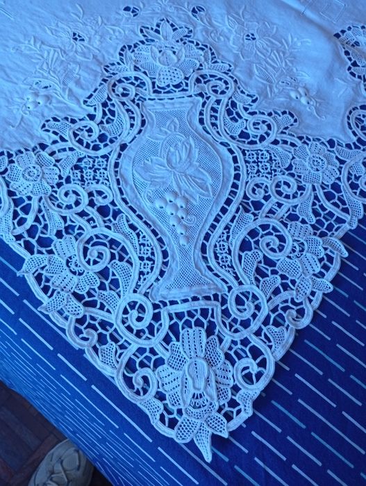 Toalha de mesa em linho bordada a ponto cheio, crivo e Richelieu