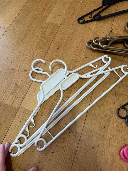 Zestaw 33 sztuk wieszakow ikea na ubrania dzieciece rozowe ikea