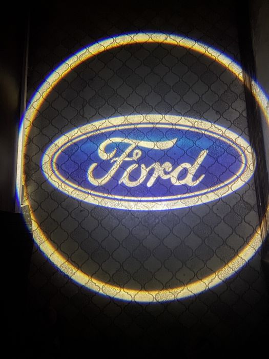 Подсветка двери, с логотипом Ford.