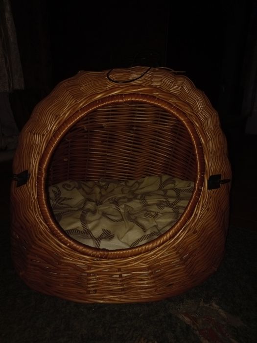 Продаю лежанку , клітку , переноску для котика ,  ручної роботи .