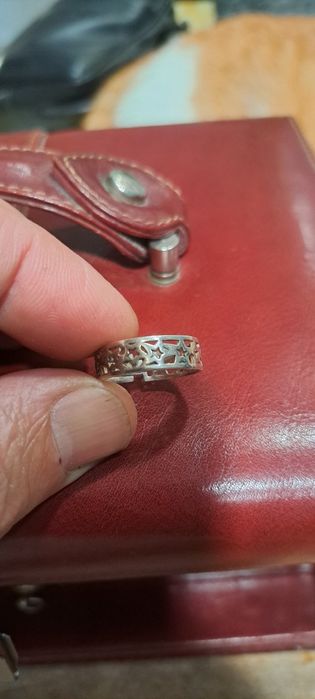 Aneis ajustáveis em prata contrastada.