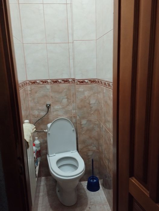 Дві вільні кімнати (господиня мешкає в третій) центр  міста.