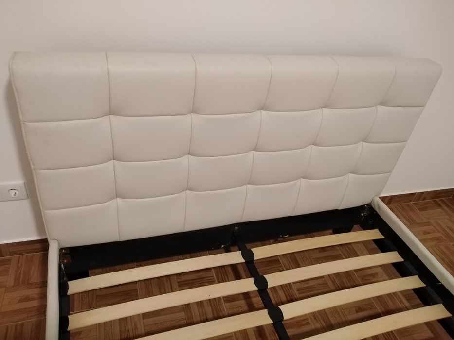 Cama em polipele sem colchão