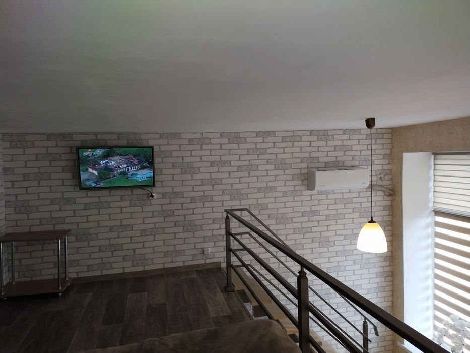 Сдам посуточно,подобово Двухуровневую  студію на левом березі район 9-