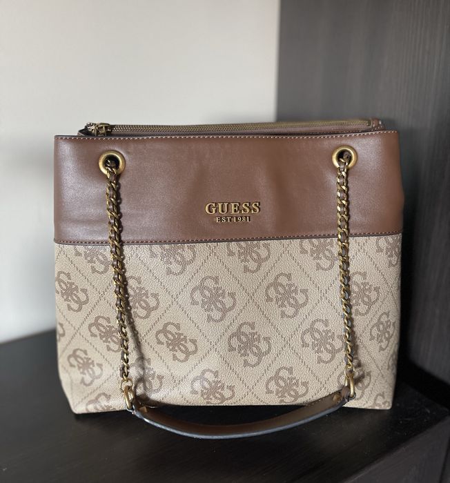Torebka Guess z łańcuszkiem