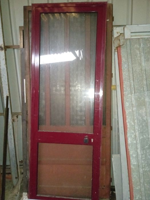 Porta em alumínio lacado  com vidro e aro