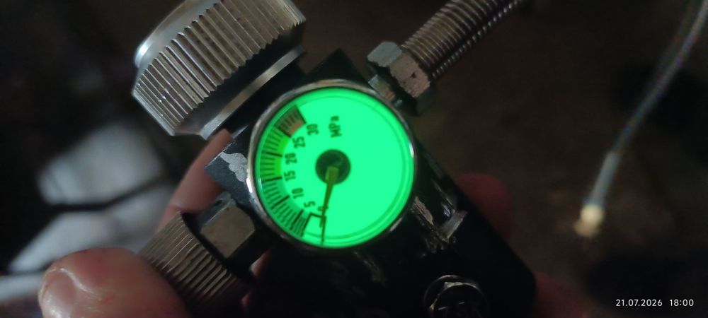 Manometr fluoroescencyjny (świeci w nocy po kontakcie ze światłem), do kartusza, butli wiatrówki PCP 300 Bar itp.