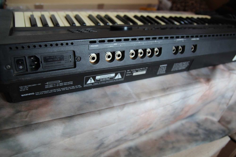 Syntezator Kurzweil k2000