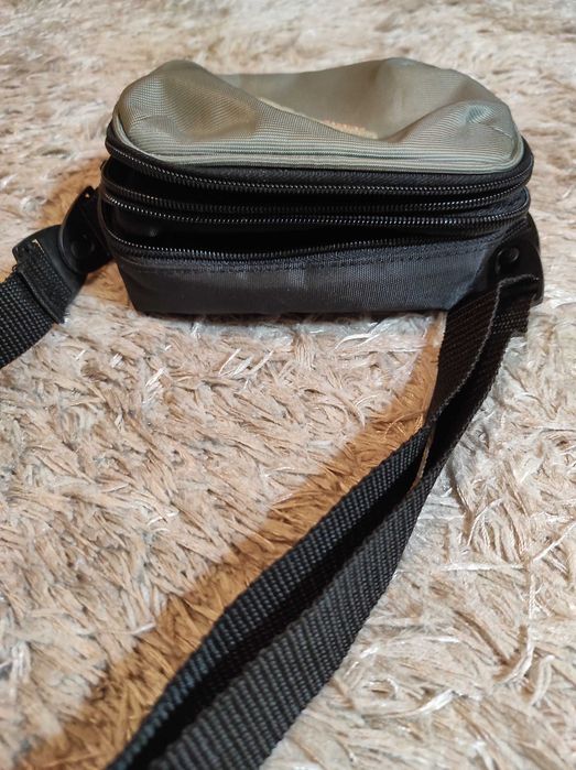 Bolsa cinza a tiracolo