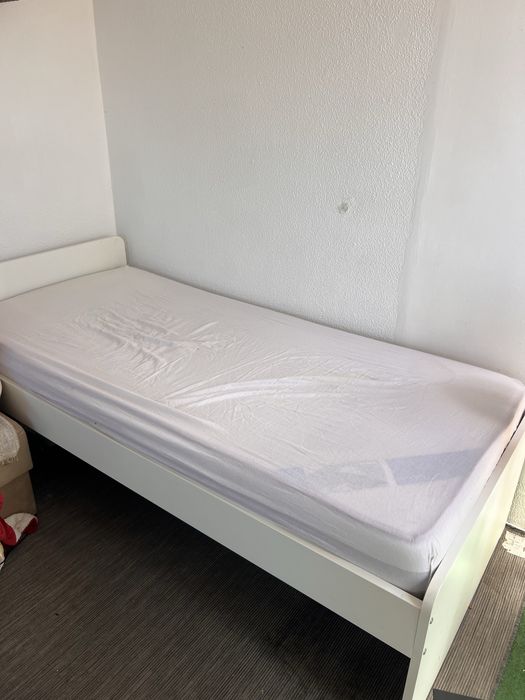 Cama ikea slakt em bom estado