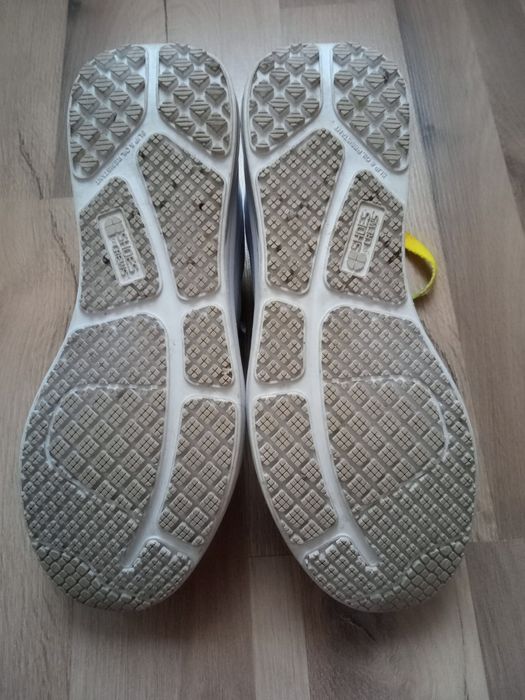 Białe damskie adidasy