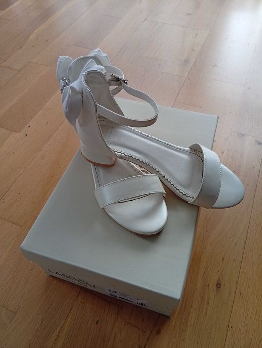 Białe perłowe sandały dziewczęce 35